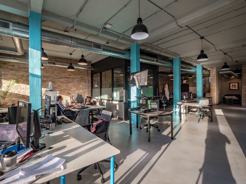 More Photos Of 3033-3035 N Clark St, Chicago Office For Sale