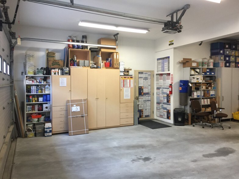 More Photos Of 114 Windsor Ave, Mineola Warehouse For Lease