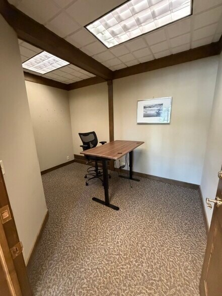 More Photos Of 18340 Minnetonka Blvd, Deephaven Office For Lease