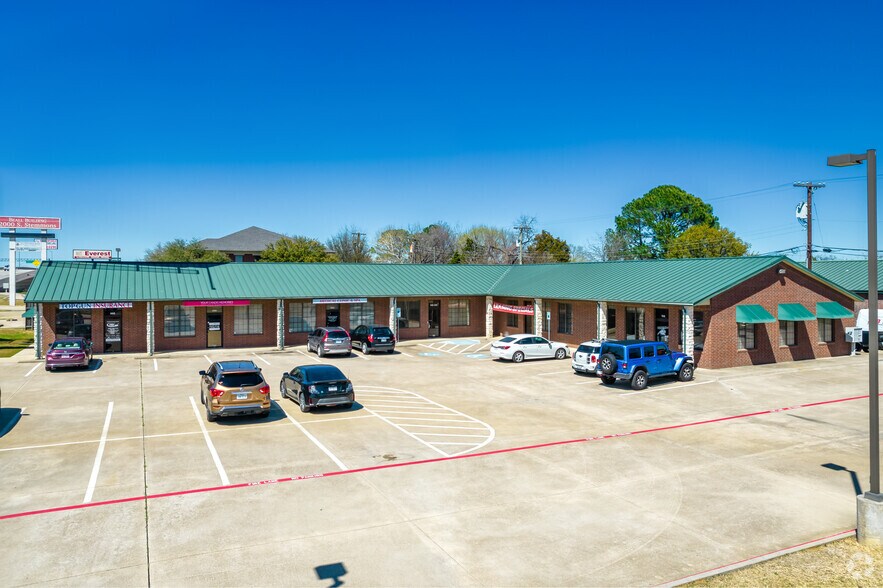 More Photos Of 2002 S Stemmons Fwy, Lake Dallas Office For Lease