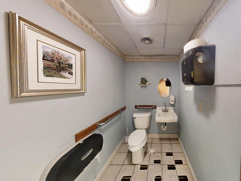 More Photos Of 137 Main St E, Girard Restaurant For Sale