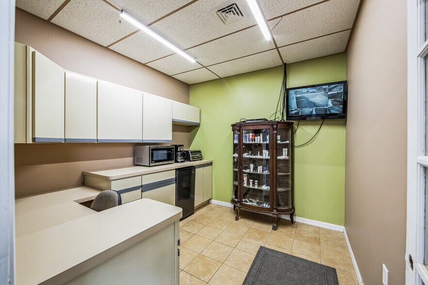 More Photos Of 1512 N Heald St, Wilmington Light Distribution For Sale