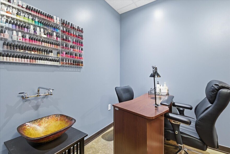 More Photos Of 1860 Madison Ave, Council Bluffs Office For Sale