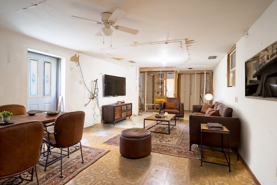 More Photos Of 220 Davenport Blvd, Davenport General Retail For Sale