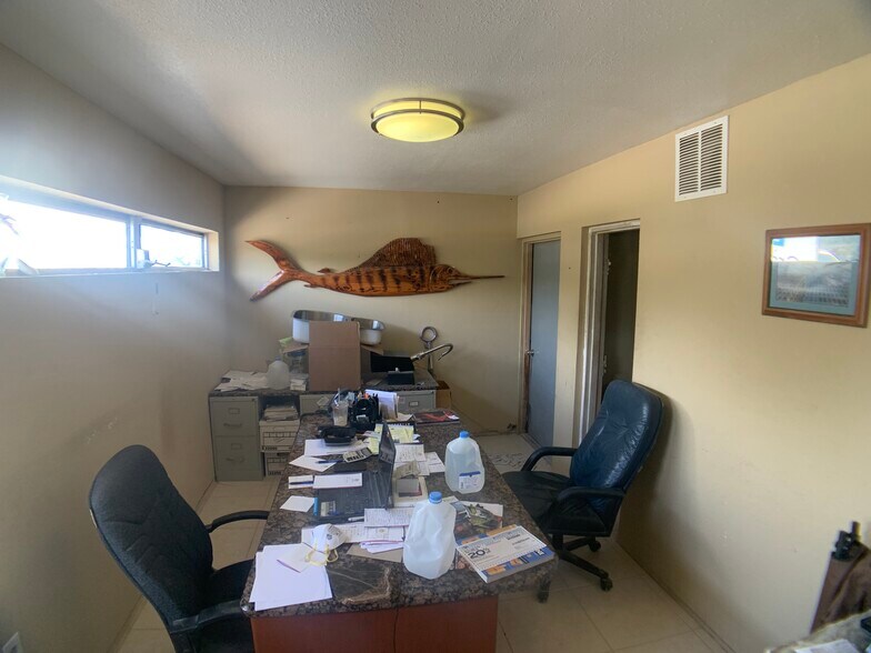More Photos Of 3199 22nd Ave N, Saint Petersburg Showroom For Lease