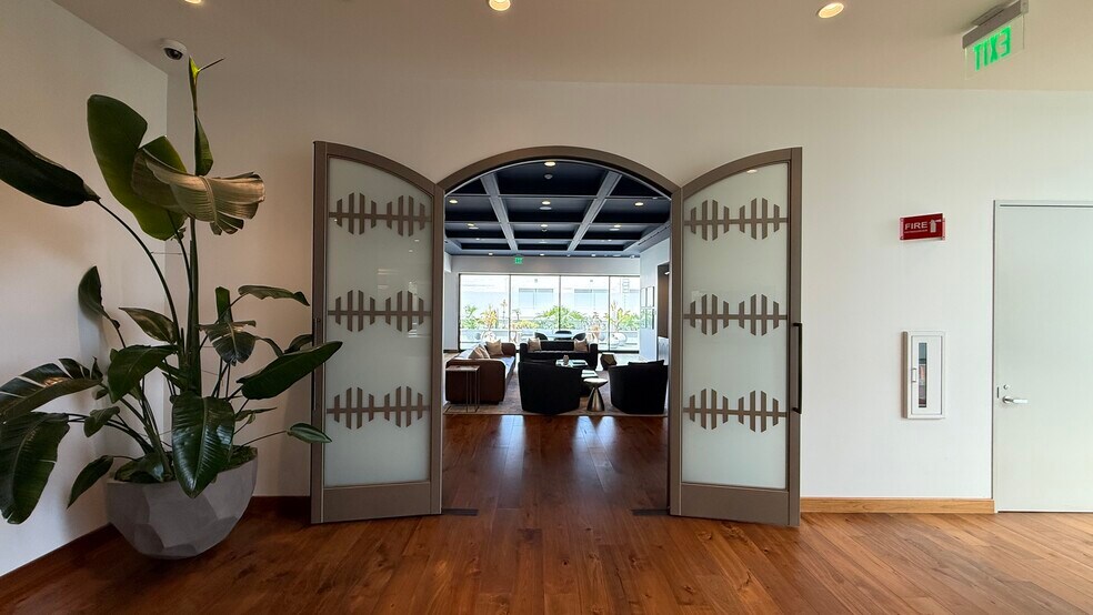 More Photos Of 243 N Canon Dr, Beverly Hills Office For Lease