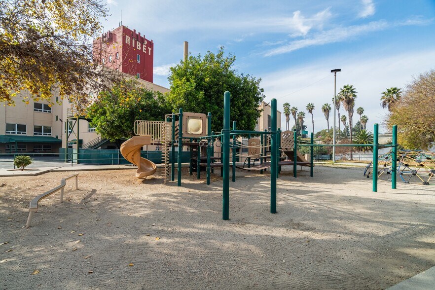 More Photos Of 2911 N San Fernando Rd, Los Angeles Schools For Lease