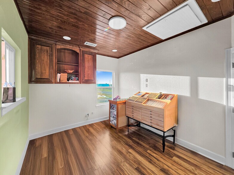 More Photos Of 970 Surfside, Crystal Beach General Retail For Sale