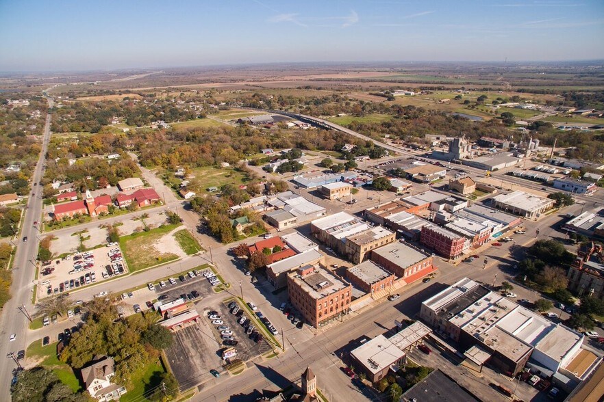 More Photos Of 119 W San Antonio St, Lockhart Storefront Retail Office For Sale