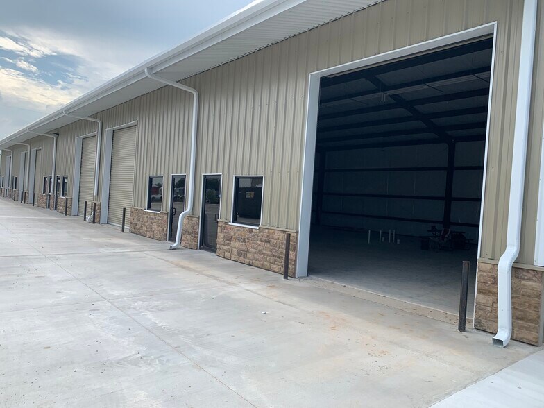 More Photos Of 9210 Highway 36, Needville Showroom For Sale