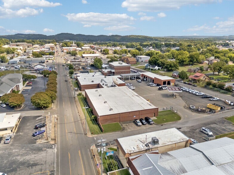 More Photos Of 506 College St W, Fayetteville Office For Sale