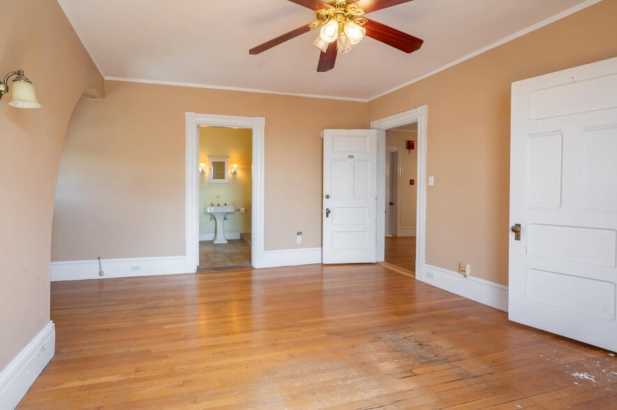 More Photos Of 121 Bay St, Manchester Loft Creative Space For Sale