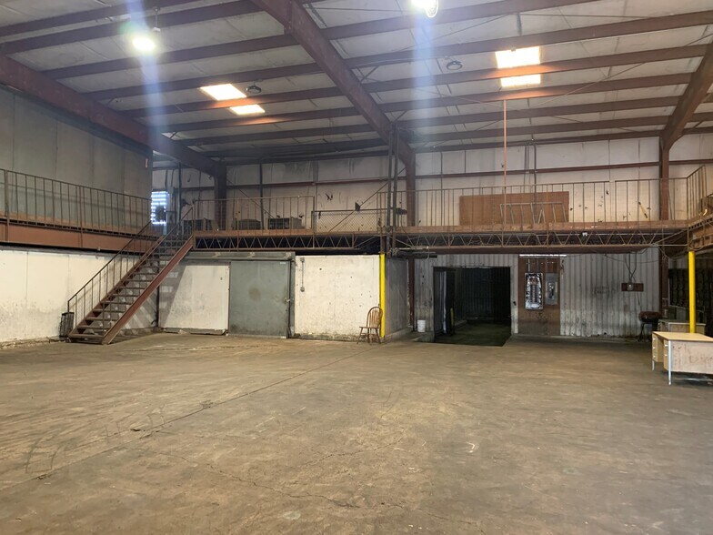 More Photos Of 1915 Airline Dr, Houston Warehouse For Lease