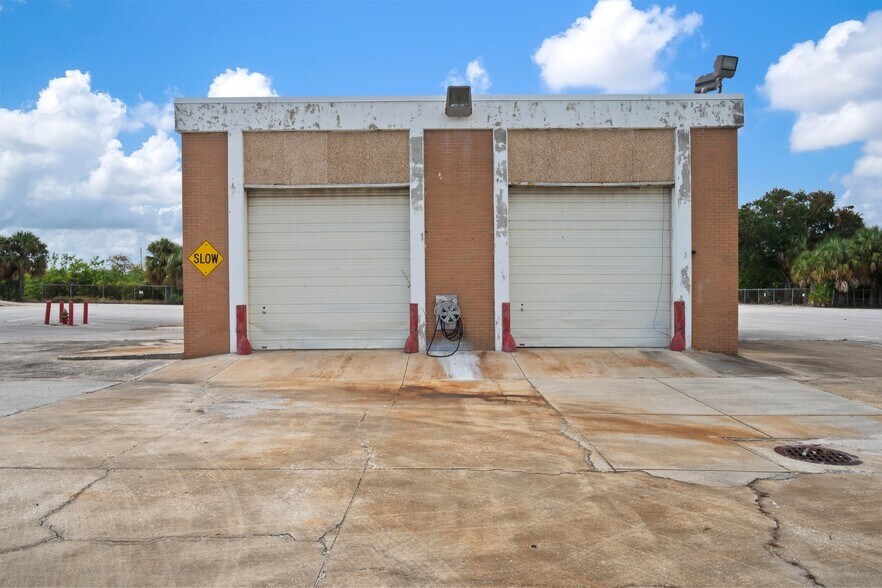 More Photos Of 4600 Park St N, Saint Petersburg Warehouse For Lease