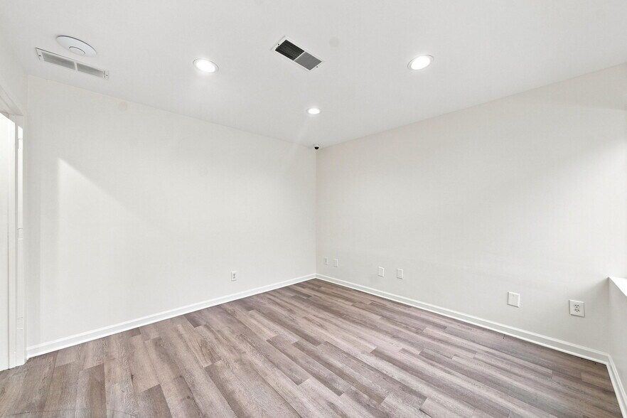More Photos Of 600 Houze Way, Roswell Medical For Lease