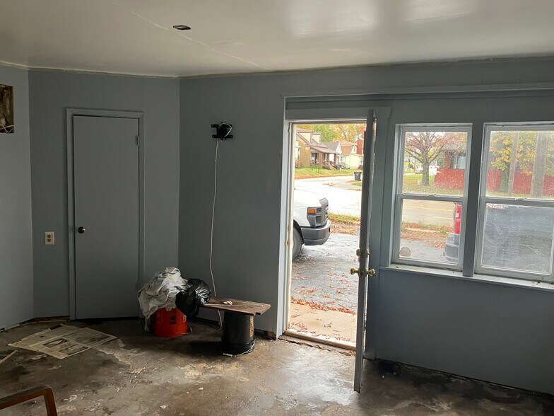 More Photos Of 1013 Sherman St, Belleville Auto Dealership For Sale