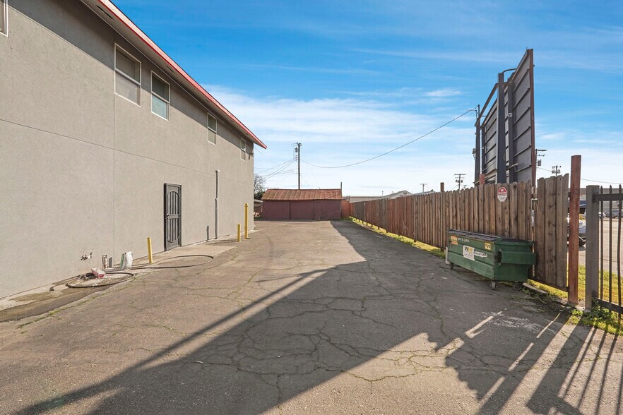 More Photos Of 104 E Lodi Ave, Lodi Storefront Retail Office For Sale