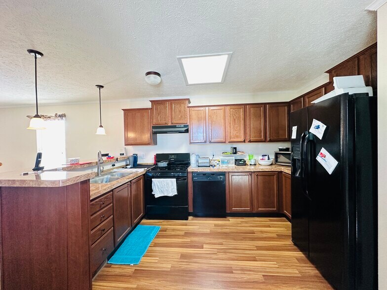 More Photos Of 67 Tweed Ln, Lander Self Storage For Sale