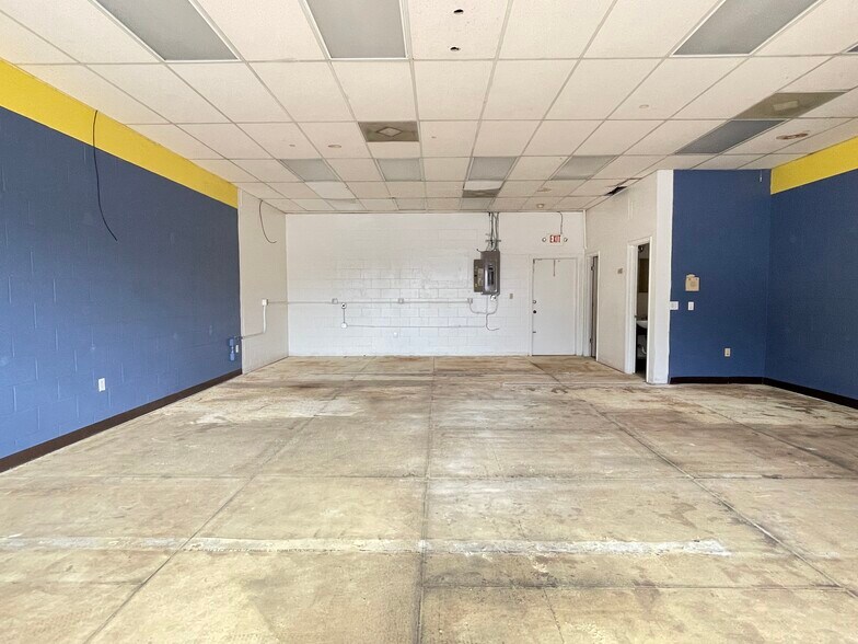 More Photos Of 3729-3749 W University Ave, Gainesville General Retail For Lease