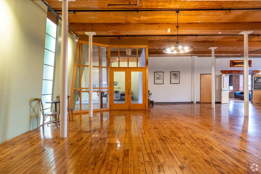 More Photos Of 4 Open Square Way, Holyoke Showroom For Lease