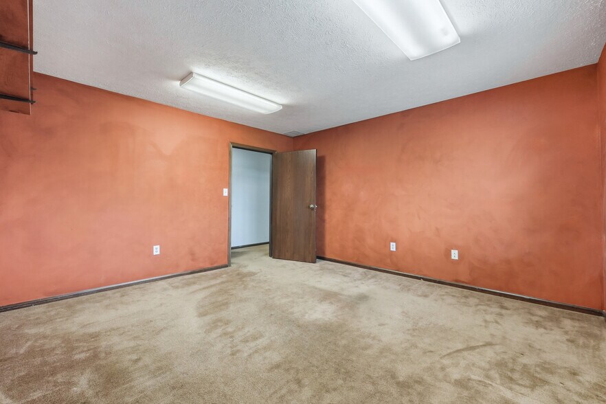 More Photos Of 3201 E Center St, Warsaw Office For Sale