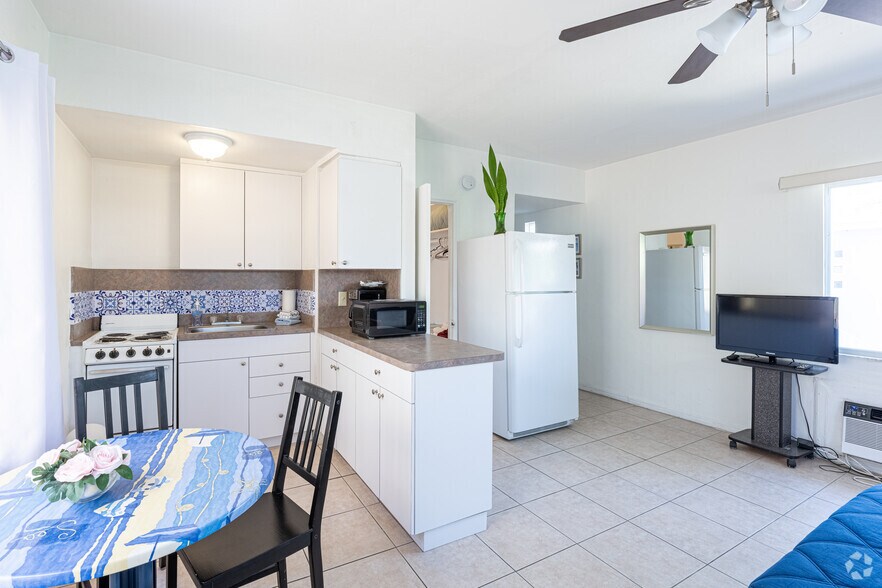 More Photos Of 326 Coolidge St, Hollywood Hotel For Sale