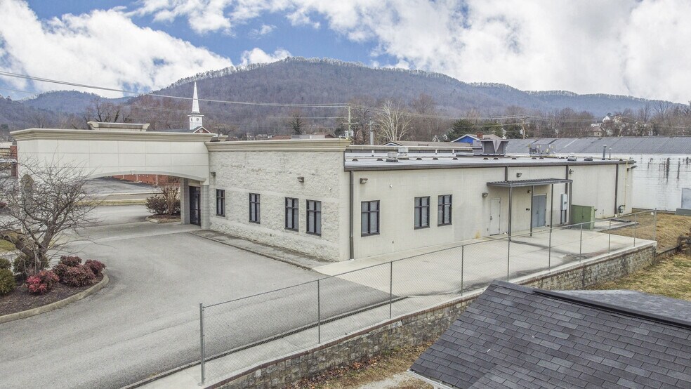 More Photos Of 305 River Dr, LaFollette Medical For Sale