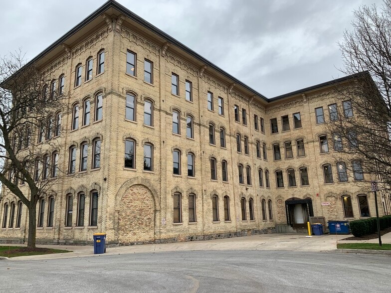 More Photos Of 560 5th St NW, Grand Rapids Medical For Lease