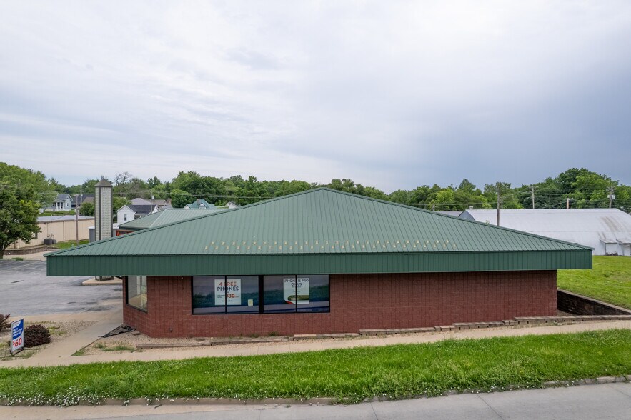 More Photos Of 206 N Western St, Mexico General Retail For Lease