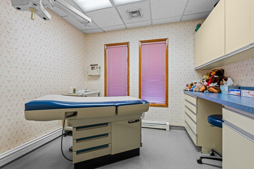 More Photos Of 4546 Hylan Blvd, Staten Island Medical For Sale