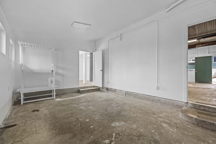 More Photos Of 45-428 Kamehameha Hwy, Kāneohe Light Distribution For Sale