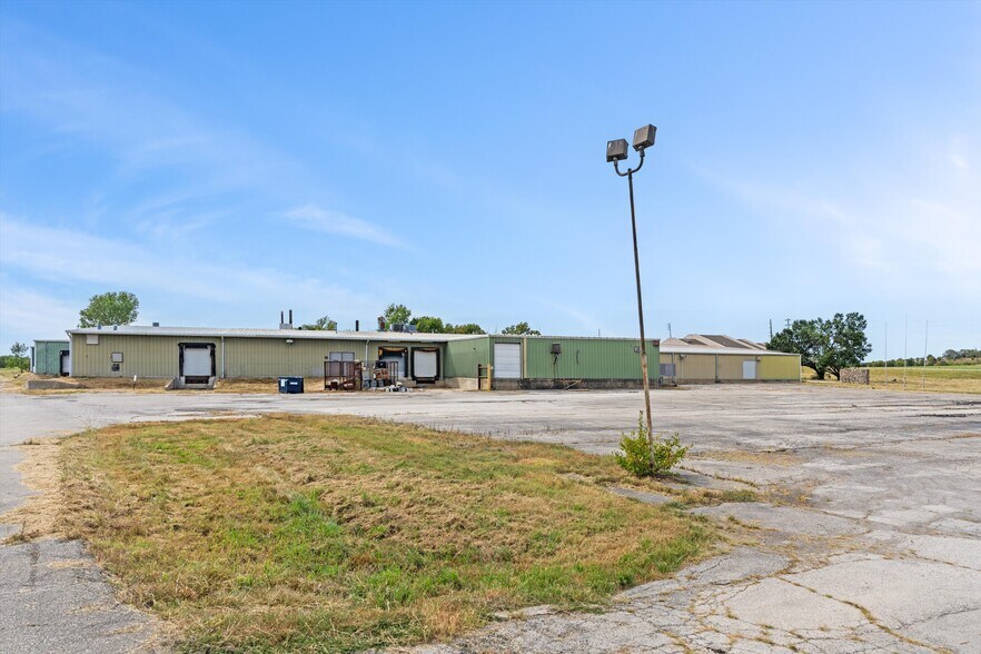 More Photos Of 107 A St., Caney Industrial For Lease
