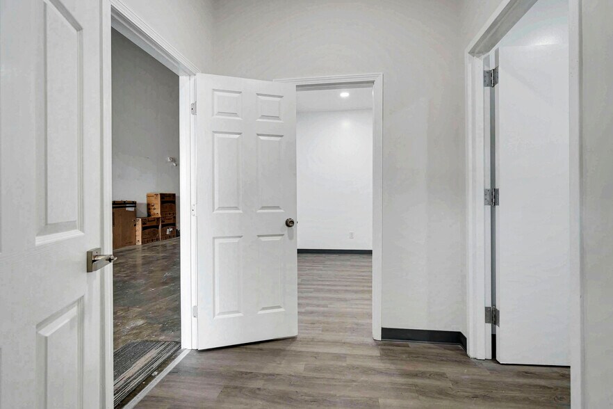 More Photos Of 9201-9373 Mike Garcia Dr, Manassas Warehouse For Lease