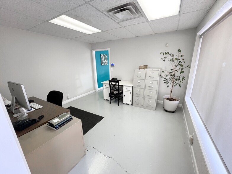 More Photos Of 311 E Illinois Ave, Midland Office For Sale