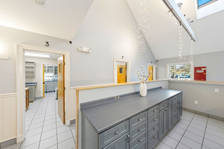 More Photos Of 25 Carlisle Rd, Westford Veterinarian Kennel For Sale