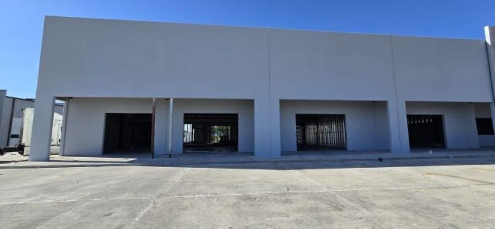 More Photos Of 405 Crossroads St, Laredo General Retail For Lease