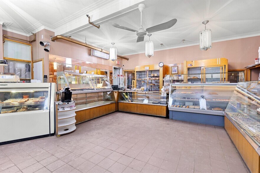 More Photos Of 471 Rue Saint-Jean, Québec Storefront Retail Residential For Sale