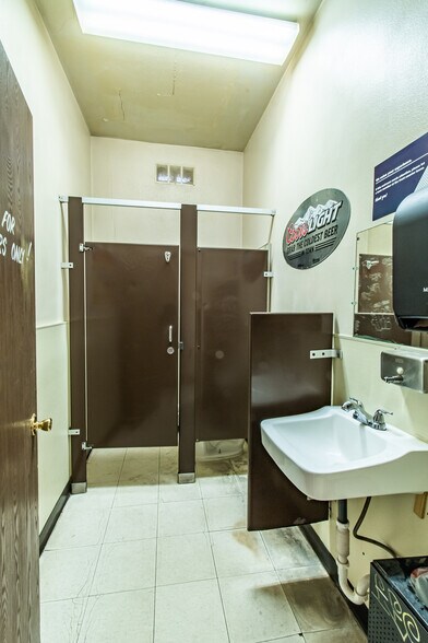 More Photos Of 404 Navajo Blvd, Holbrook Service Station For Sale