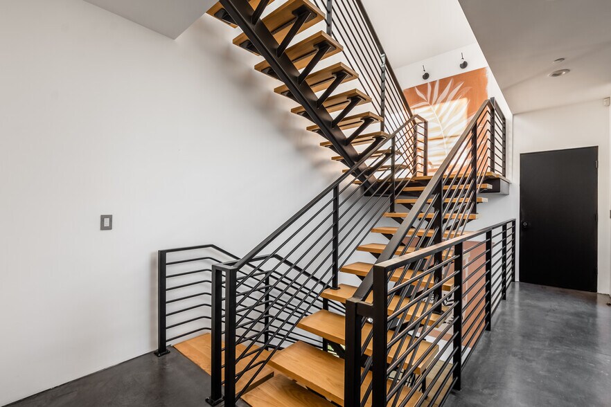 More Photos Of 2478 Penmar Ave, Venice Dormitory For Sale