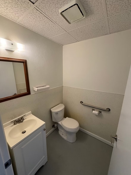 More Photos Of 702 W Park Ave, Edgewater Warehouse For Sale