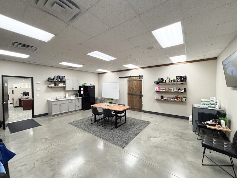 More Photos Of 4331 W CALHOUN St, Springfield Industrial For Lease