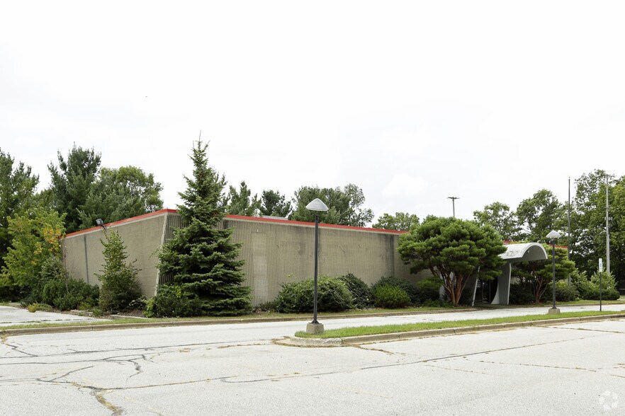More Photos Of 375 Gin Chan Ave, Muskegon Restaurant For Sale