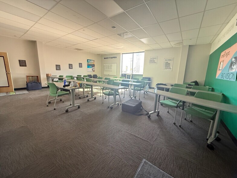 More Photos Of 75 Brainard Rd, Hartford Showroom For Lease