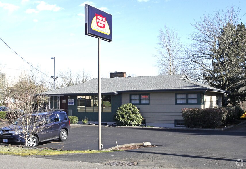 More Photos Of 6641 SE Lake Rd, Portland Office For Lease