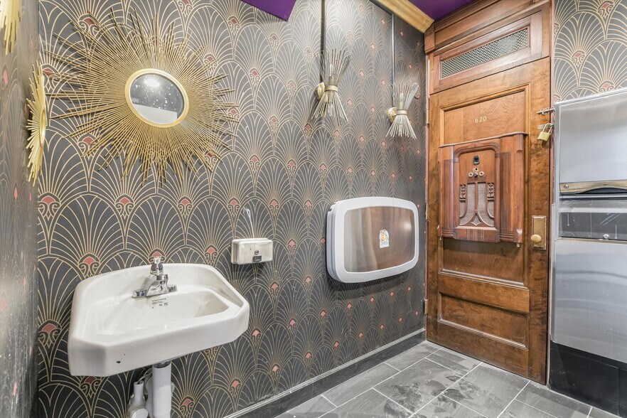 More Photos Of 1601 S Morgan St, Chicago General Retail For Sale