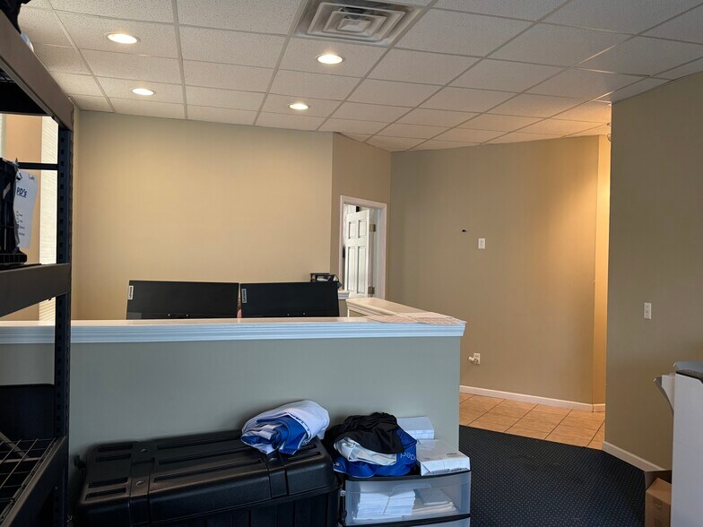More Photos Of 4 Bonnie Ln, Yorkville Office For Sale