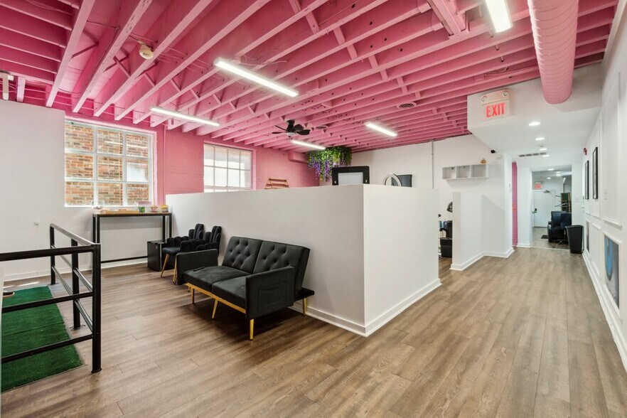 More Photos Of 519-521 N Charles St, Baltimore Office For Sale