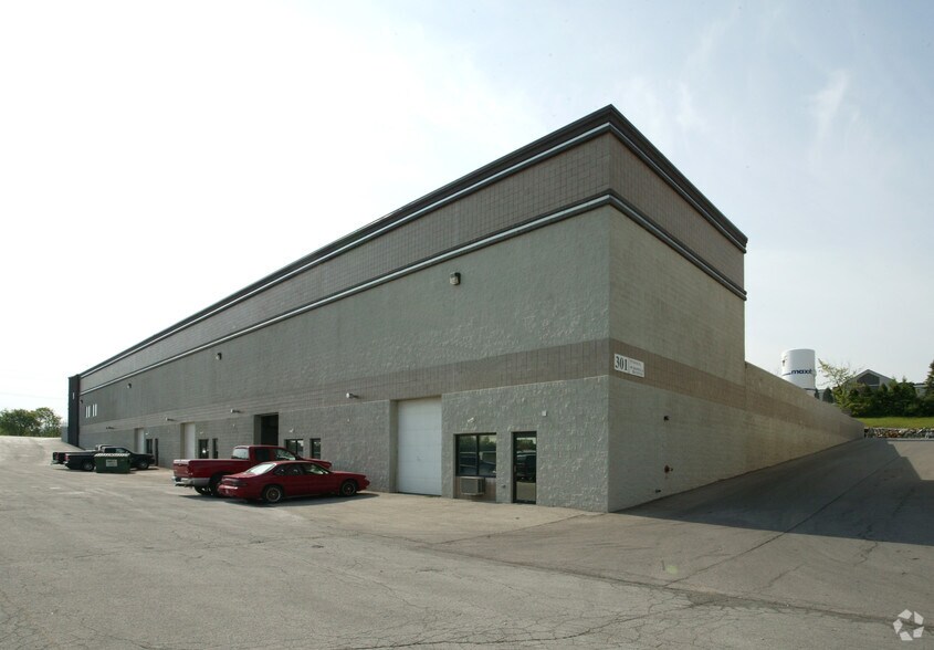 More Photos Of 301 Commerce St, Waukesha Distribution For Lease