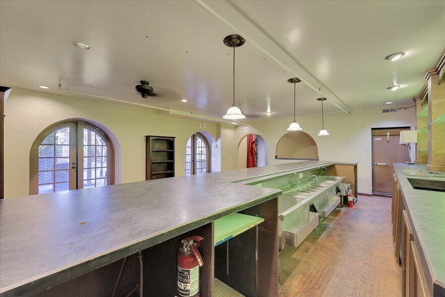 More Photos Of 900-906 2nd St, Sacramento Storefront For Lease