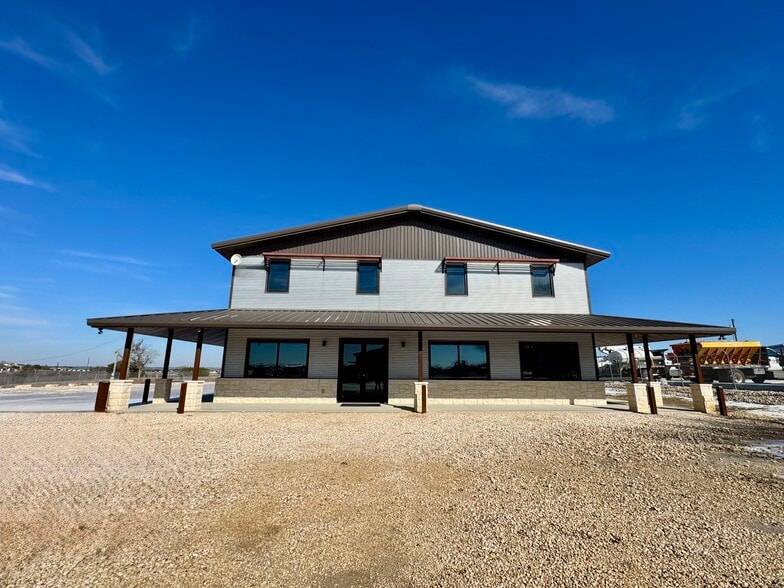 More Photos Of 105 McBar Dr, Jarrell Light Distribution For Lease